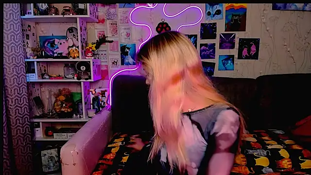 Maria Hunt online show from 12/18/24, 03:26