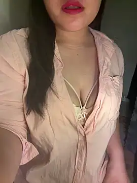 Snapshot of --Lyly-- chatting on 03/25/26, 04:02 --Lyly-- online show from 03/25/26, 04:02