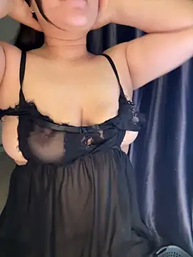 Snapshot of --Lyly-- chatting on 03/26/26, 09:42 --Lyly-- online show from 03/26/26, 09:42