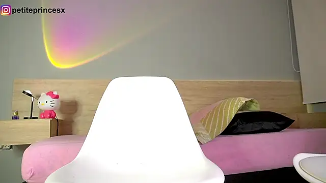 petitevictoria online show from 02/19/25, 04:34