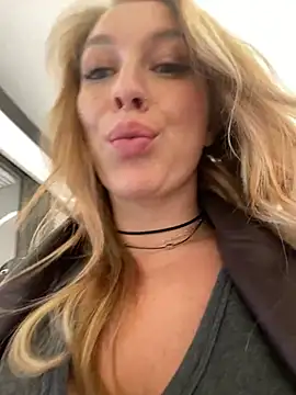 Snapshot of Sweet___Emily chatting on 12/15/24, 02:27 Sweet   Emily online show from 12/15/24, 02:27