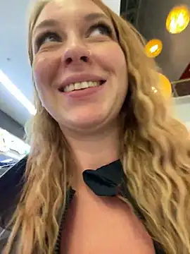 Snapshot of Sweet___Emily chatting on 12/19/24, 06:01 Sweet   Emily online show from 12/19/24, 06:01