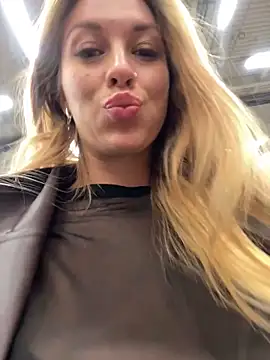 Snapshot of Sweet___Emily chatting on 03/12/25, 05:13 Sweet   Emily online show from 03/12/25, 05:13