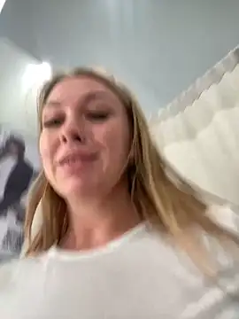 Snapshot of Sweet___Emily chatting on 03/19/25, 01:18 Sweet   Emily online show from 03/19/25, 01:18