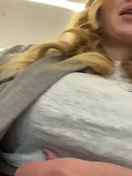 Snapshot of Sweet___Emily chatting on 09/18/25, 01:46 Sweet   Emily online show from 09/18/25, 01:46