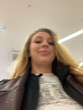 Snapshot of Sweet___Emily chatting on 10/16/25, 01:45 Sweet   Emily online show from 10/16/25, 01:45