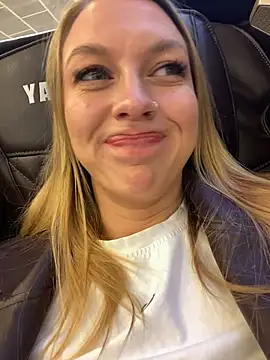 Snapshot of Sweet___Emily chatting on 10/17/25, 01:14 Sweet   Emily online show from 10/17/25, 01:14