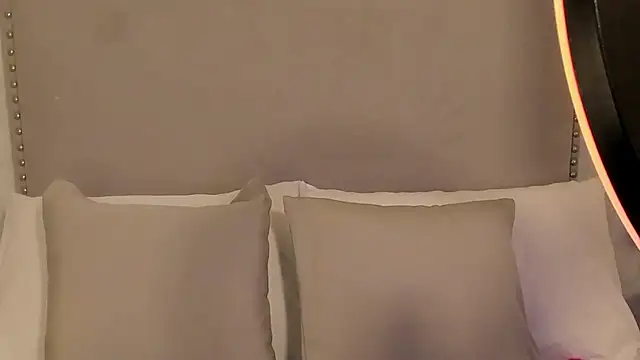 Emily robertss online show from 11/10/25, 03:05