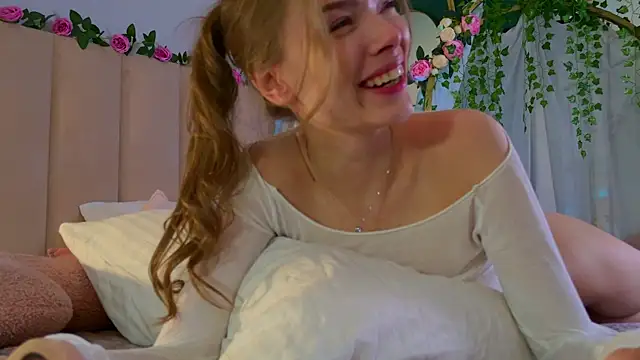 Snapshot of Eva_Natsumi chatting on 12/08/24, 11:35 Eva Natsumi online show from 12/08/24, 11:35