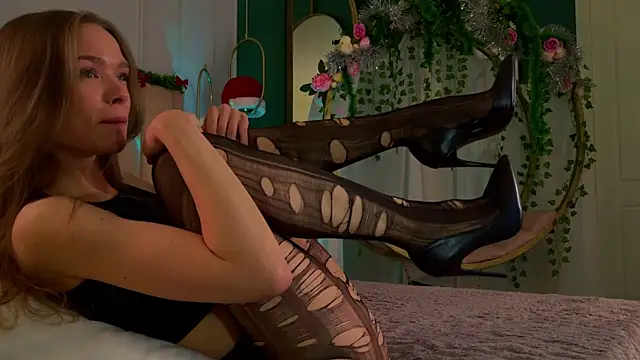 Snapshot of Eva_Natsumi chatting on 12/23/24, 12:19 Eva Natsumi online show from 12/23/24, 12:19