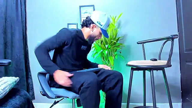 Snapshot of Damian_022 chatting on 10/24/25, 02:13 Damian 022 online show from 10/24/25, 02:13