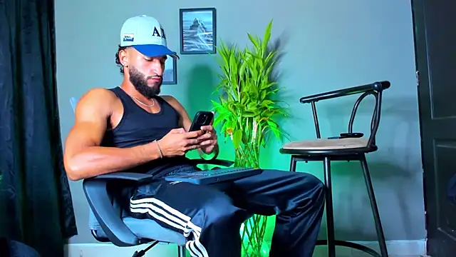 Snapshot of Damian_022 chatting on 11/11/25, 11:32 Damian 022 online show from 11/11/25, 11:32