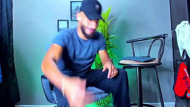 Snapshot of Damian_022 chatting on 01/11/26, 06:13 Damian 022 online show from 01/11/26, 06:13