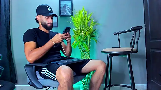 Snapshot of Damian_022 chatting on 02/06/26, 02:31 Damian 022 online show from 02/06/26, 02:31