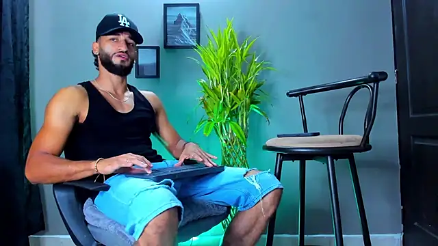 Snapshot of Damian_022 chatting on 02/07/26, 02:21 Damian 022 online show from 02/07/26, 02:21