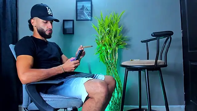 Snapshot of Damian_022 chatting on 02/24/26, 04:32 Damian 022 online show from 02/24/26, 04:32