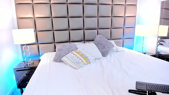 AnnyHizzle online show from 03/01/25, 03:43