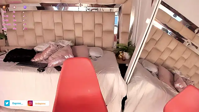 Dapnne  online show from 10/22/25, 12:05