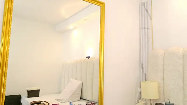 Juliabadlee online show from 12/15/25, 09:08