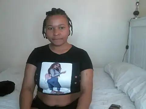 Snapshot of R-thequeen chatting on 12/09/24, 10:32 R-thequeen online show from 12/09/24, 10:32