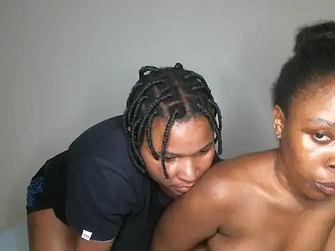 Snapshot of R-thequeen chatting on 12/18/24, 05:42 R-thequeen online show from 12/18/24, 05:42