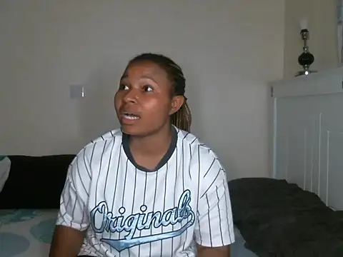 Snapshot of R-thequeen chatting on 02/01/25, 08:05 R-thequeen online show from 02/01/25, 08:05