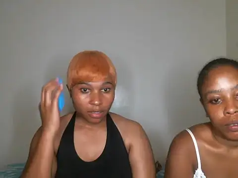 Snapshot of R-thequeen chatting on 02/13/25, 08:34 R-thequeen online show from 02/13/25, 08:34