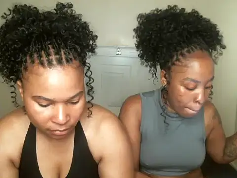 Snapshot of R-thequeen chatting on 09/12/25, 11:21 R-thequeen online show from 09/12/25, 11:21