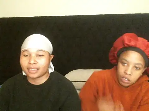 Snapshot of R-thequeen chatting on 09/26/25, 12:14 R-thequeen online show from 09/26/25, 12:14