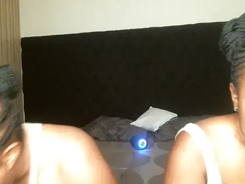 Snapshot of R-thequeen chatting on 11/15/25, 08:55 R-thequeen online show from 11/15/25, 08:55