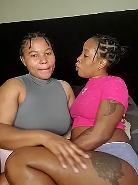 Snapshot of R-thequeen chatting on 11/27/25, 12:29 R-thequeen online show from 11/27/25, 12:29