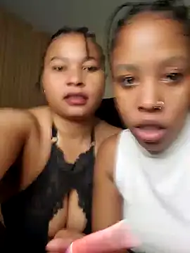 Snapshot of R-thequeen chatting on 12/01/25, 12:21 R-thequeen online show from 12/01/25, 12:21