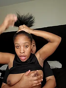 Snapshot of R-thequeen chatting on 12/14/25, 11:20 R-thequeen online show from 12/14/25, 11:20