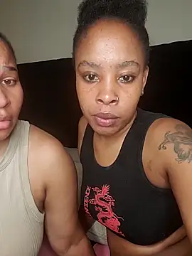 Snapshot of R-thequeen chatting on 12/18/25, 12:11 R-thequeen online show from 12/18/25, 12:11