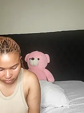 Snapshot of R-thequeen chatting on 02/25/26, 12:15 R-thequeen online show from 02/25/26, 12:15