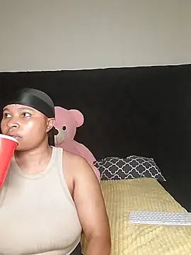 Snapshot of R-thequeen chatting on 03/23/26, 09:41 R-thequeen online show from 03/23/26, 09:41