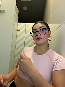 Snapshot of zui_lu chatting on 12/22/25, 03:47 zui lu online show from 12/22/25, 03:47