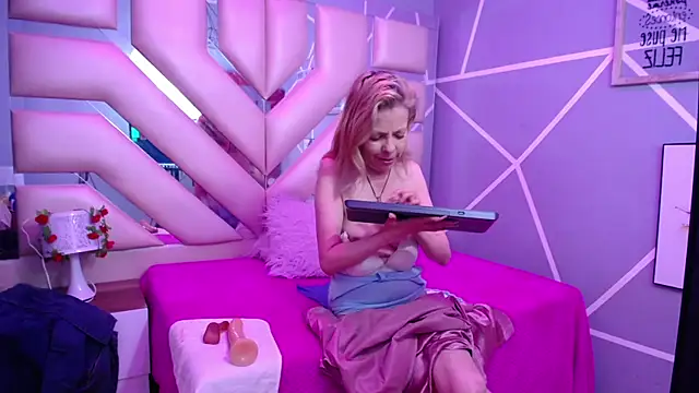 Snapshot of sophia_ny chatting on 02/17/25, 11:09 sophia ny online show from 02/17/25, 11:09