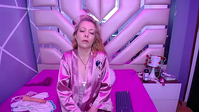 Snapshot of sophia_ny chatting on 02/20/25, 10:37 sophia ny online show from 02/20/25, 10:37