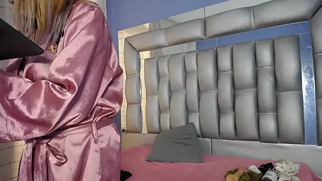 Snapshot of sophia_ny chatting on 03/17/25, 04:43 sophia ny online show from 03/17/25, 04:43