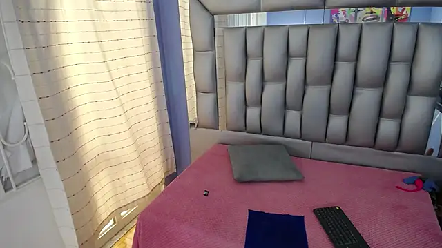 Snapshot of sophia_ny chatting on 03/18/25, 08:15 sophia ny online show from 03/18/25, 08:15