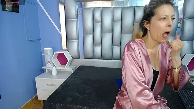 Snapshot of sophia_ny chatting on 09/10/25, 01:33 sophia ny online show from 09/10/25, 01:33