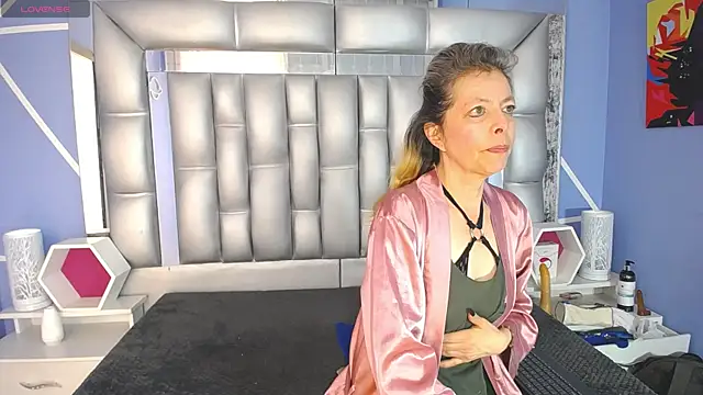 Snapshot of sophia_ny chatting on 09/11/25, 01:44 sophia ny online show from 09/11/25, 01:44