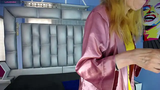 Snapshot of sophia_ny chatting on 09/13/25, 01:44 sophia ny online show from 09/13/25, 01:44