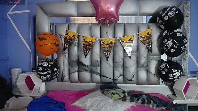 Snapshot of sophia_ny chatting on 10/16/25, 01:45 sophia ny online show from 10/16/25, 01:45