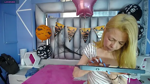 Snapshot of sophia_ny chatting on 10/25/25, 01:40 sophia ny online show from 10/25/25, 01:40