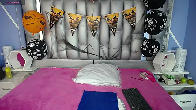 Snapshot of sophia_ny chatting on 10/27/25, 01:37 sophia ny online show from 10/27/25, 01:37