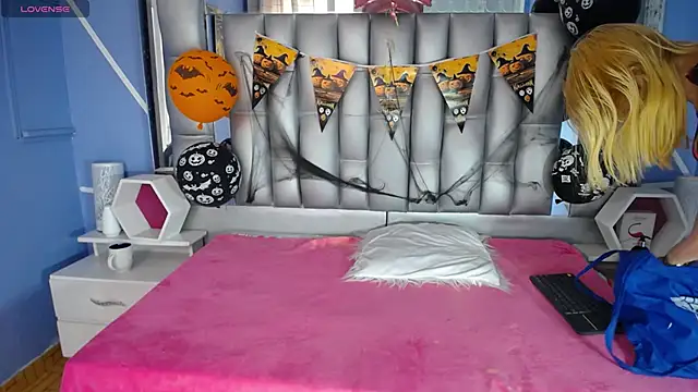 Snapshot of sophia_ny chatting on 10/30/25, 01:45 sophia ny online show from 10/30/25, 01:45