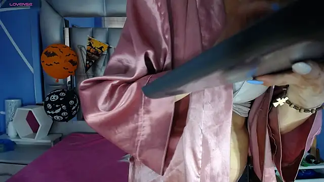 Snapshot of sophia_ny chatting on 10/31/25, 01:56 sophia ny online show from 10/31/25, 01:56