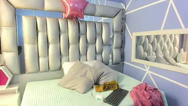 Snapshot of sophia_ny chatting on 12/01/25, 01:38 sophia ny online show from 12/01/25, 01:38